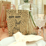 Tüten bedruckt mit Ostermotiv -  Braun - mit schwarzen Motiven – Bild 3