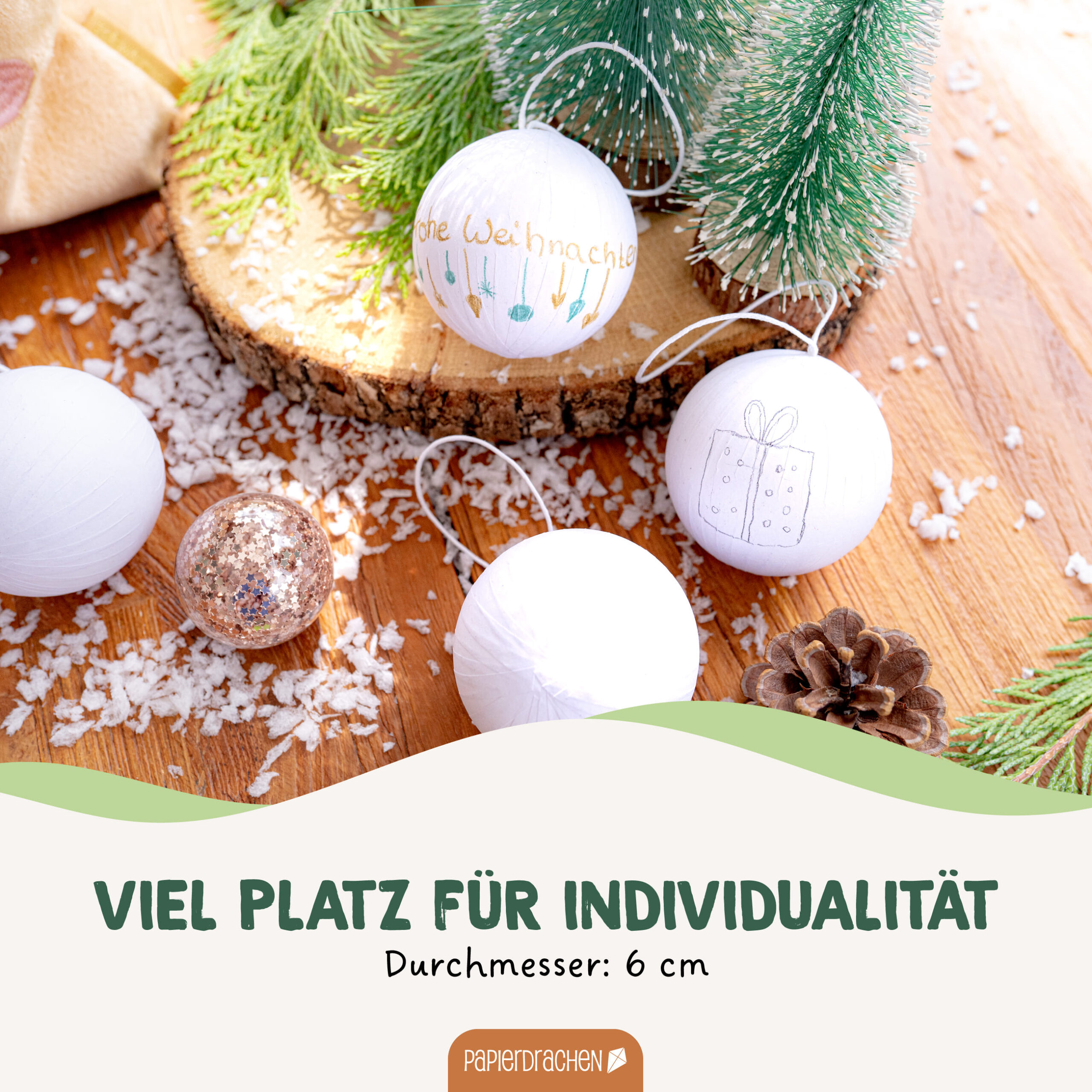 13 Weihnachtskugeln aus Pappmaché – Weiss – Bild 3