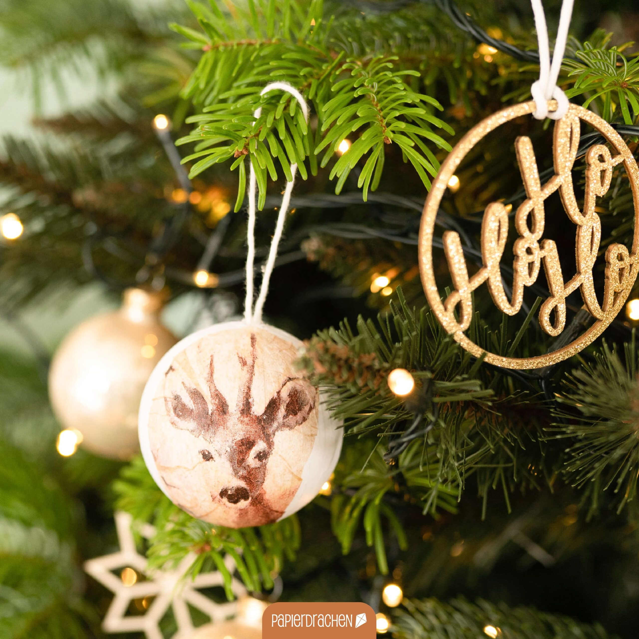 13 Weihnachtskugeln aus Pappmaché – Weiss – Bild 6